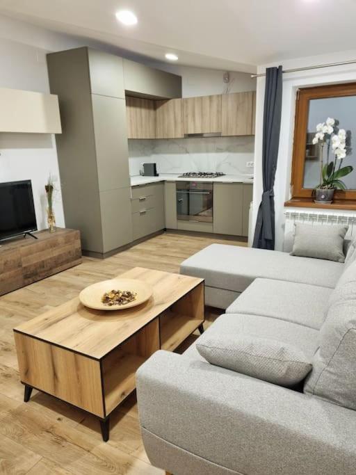 Cozy Apartment Near City Center Bukarest Eksteriør billede