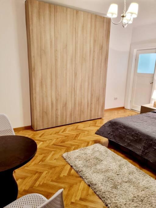 Cozy Apartment Near City Center Bukarest Eksteriør billede