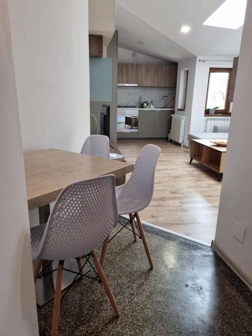 Cozy Apartment Near City Center Bukarest Eksteriør billede