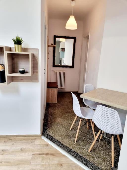 Cozy Apartment Near City Center Bukarest Eksteriør billede